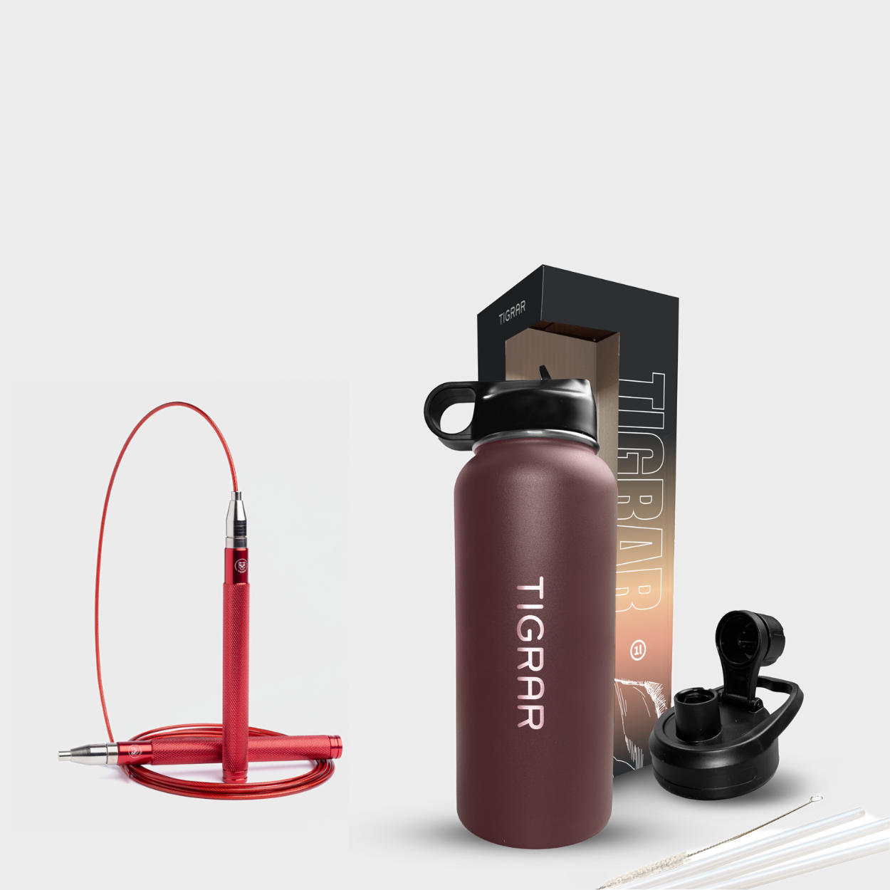 Essentiële workout gear: Tigrar rode thermosfles en springtouw, samengebracht voor de ultieme fitnesservaring.