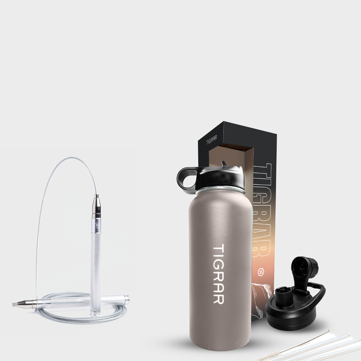 een grijs isolerende thermosfles en een veelzijdig zilveren springtouw van Tigrar. Gericht op functionaliteit en prestatie.