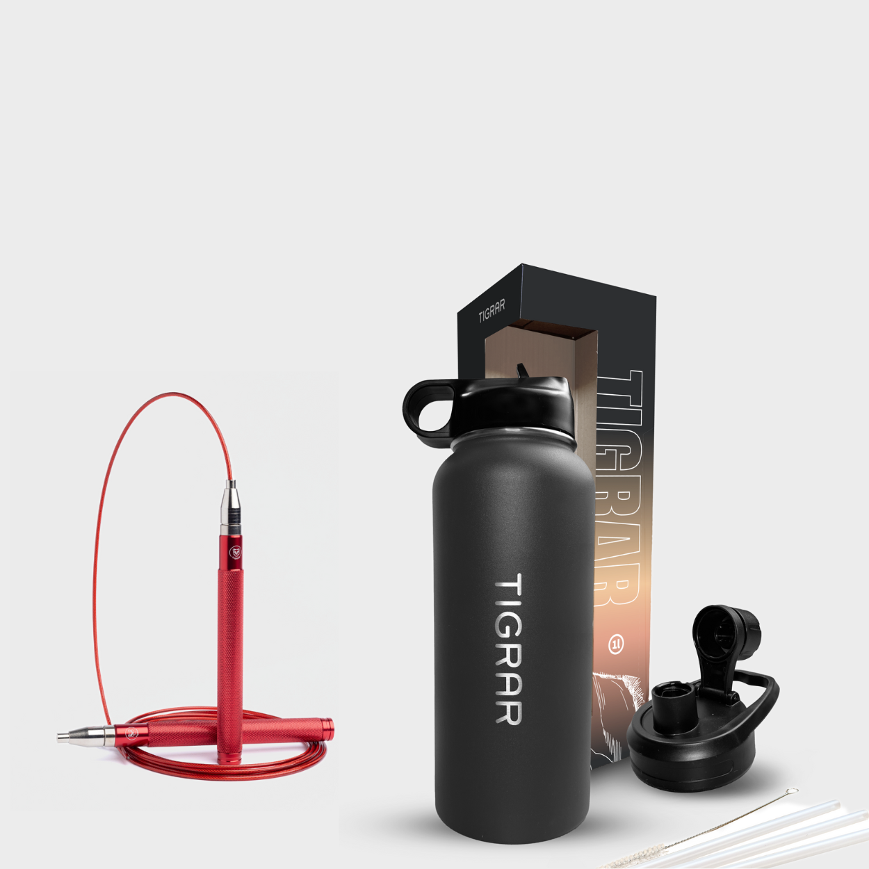 Set van Tigrar fitnessuitrusting inclusief een zwarte duurzame thermosfles en rode springtouw voor trainingsoptimalisatie.
