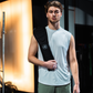 man draagt comfortabele en lichte Tigrar nylon lifting belt over schouder, anticiperend op een intensieve workout.