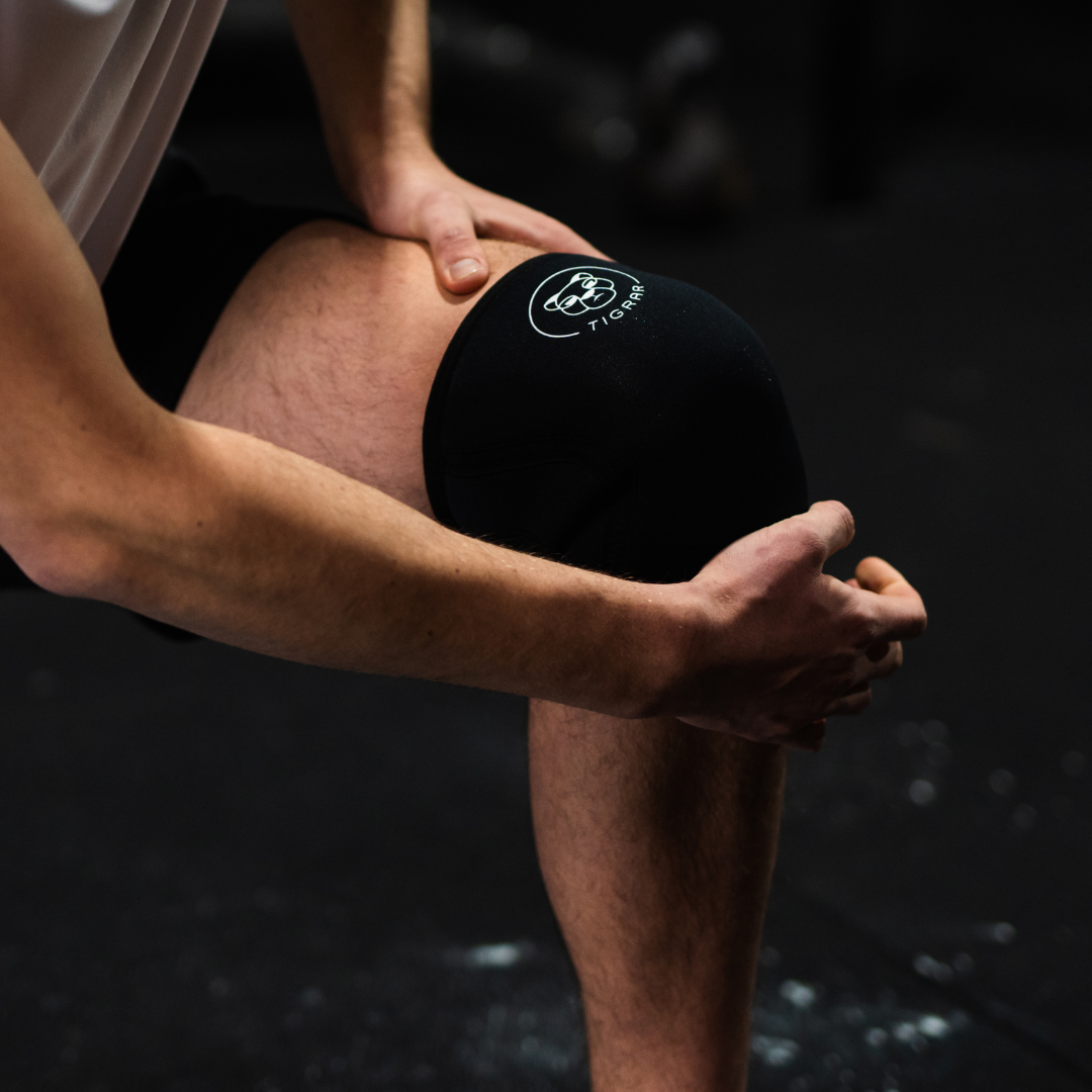 Close-up Tigrar knee sleeve, essentieel van Elite Powerhouse Pack, tijdens training.