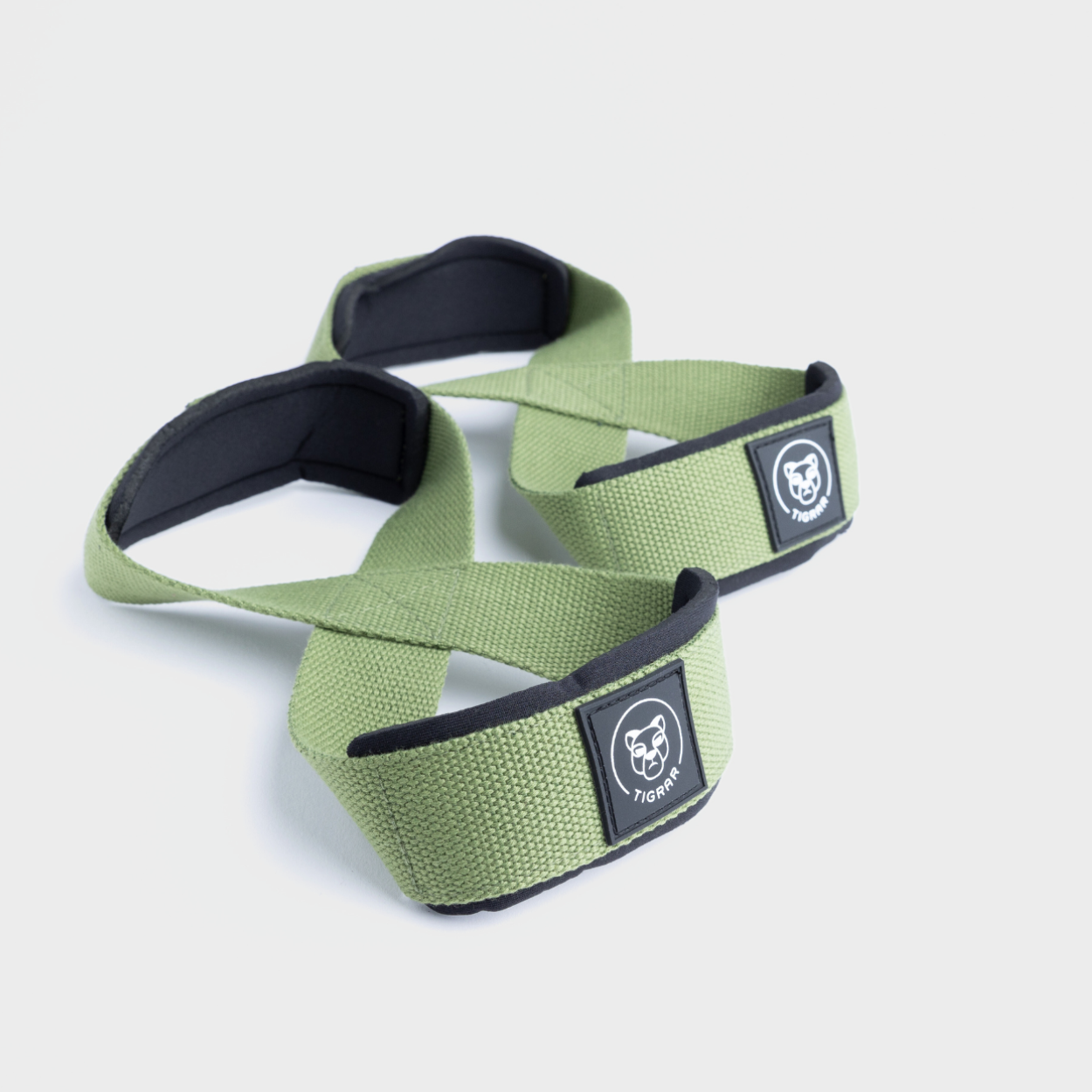 groene lifting straps van Tigrar in Figure 8 ontwerp, ideaal voor gewichtheffers, op een grijze achtergrond.