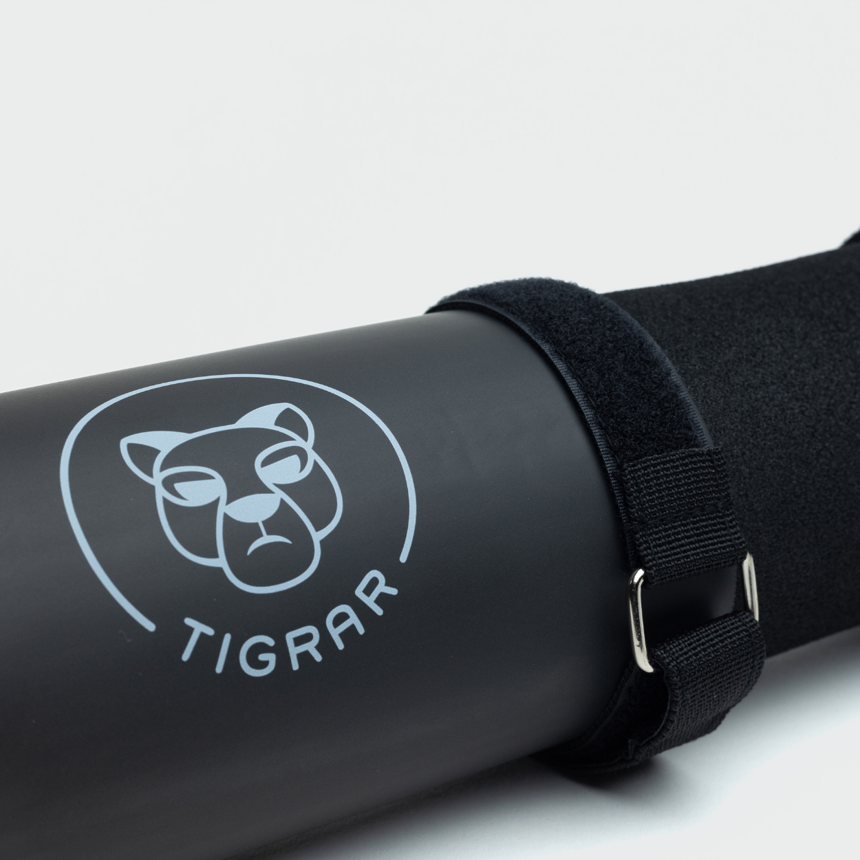 Gedetailleerde weergave van zwarte Tigrar hip thrust barbell pad, voor extra comfort bij liften.