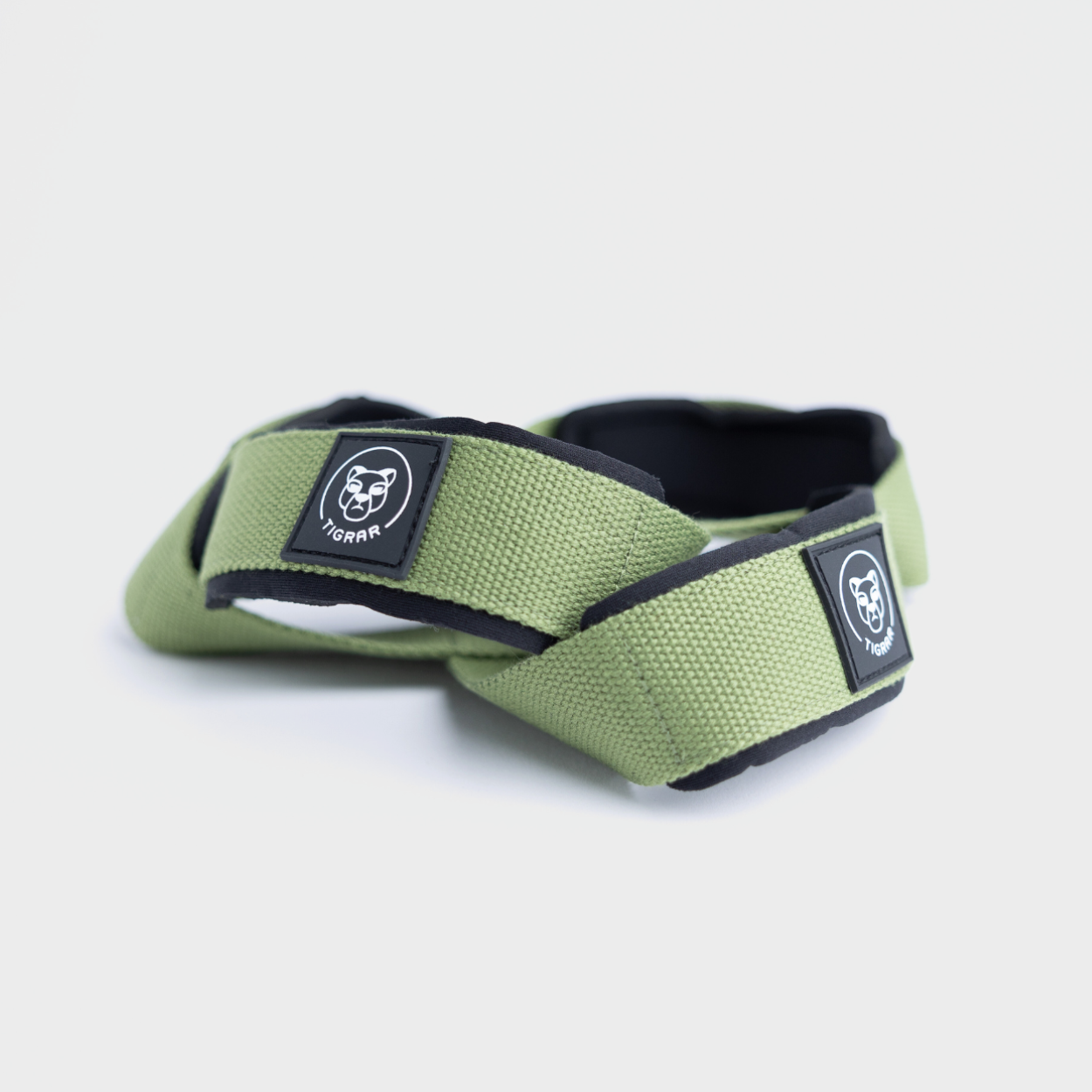 Sterke en opvallende groene Tigrar Figure 8 lifting straps, klaar voor intensief gebruik, gepresenteerd tegen een grijze achtergrond.