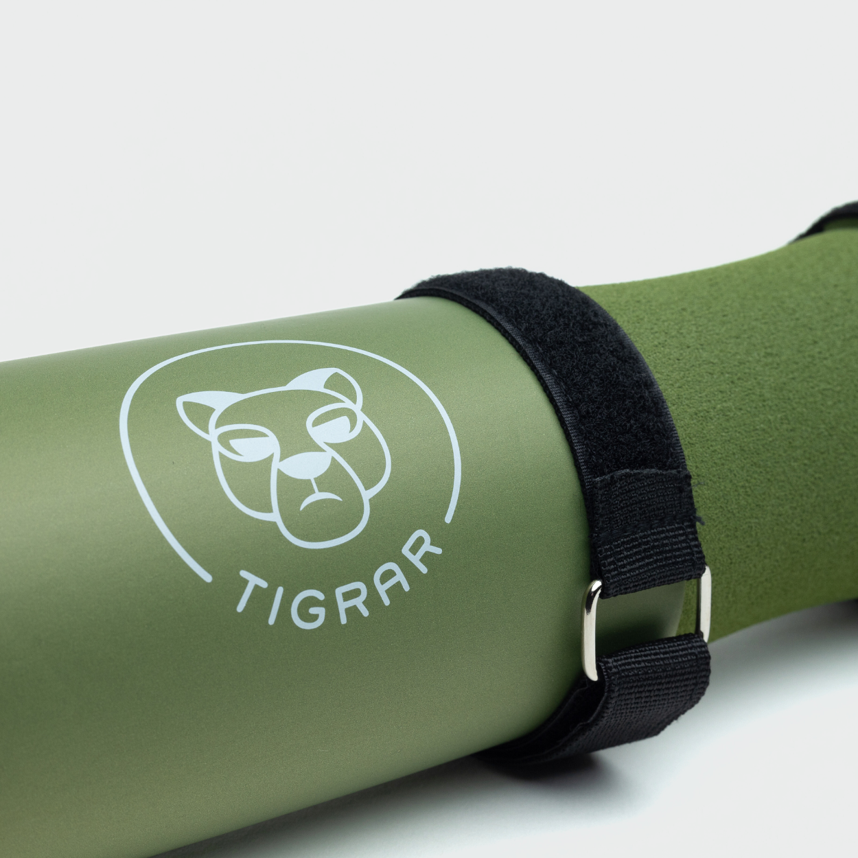 Close-up van groene Tigrar barbell pad, voor veilige squats en hip thrusts.
