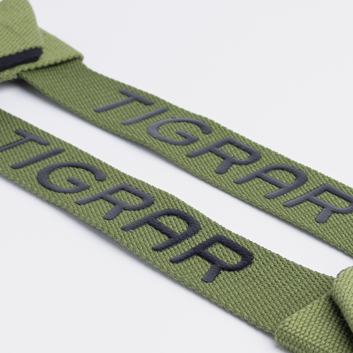 Groene Tigrar lifting straps in close-up, benadrukken duurzaamheid en gemakkelijke verstelbaarheid voor diverse workouts.