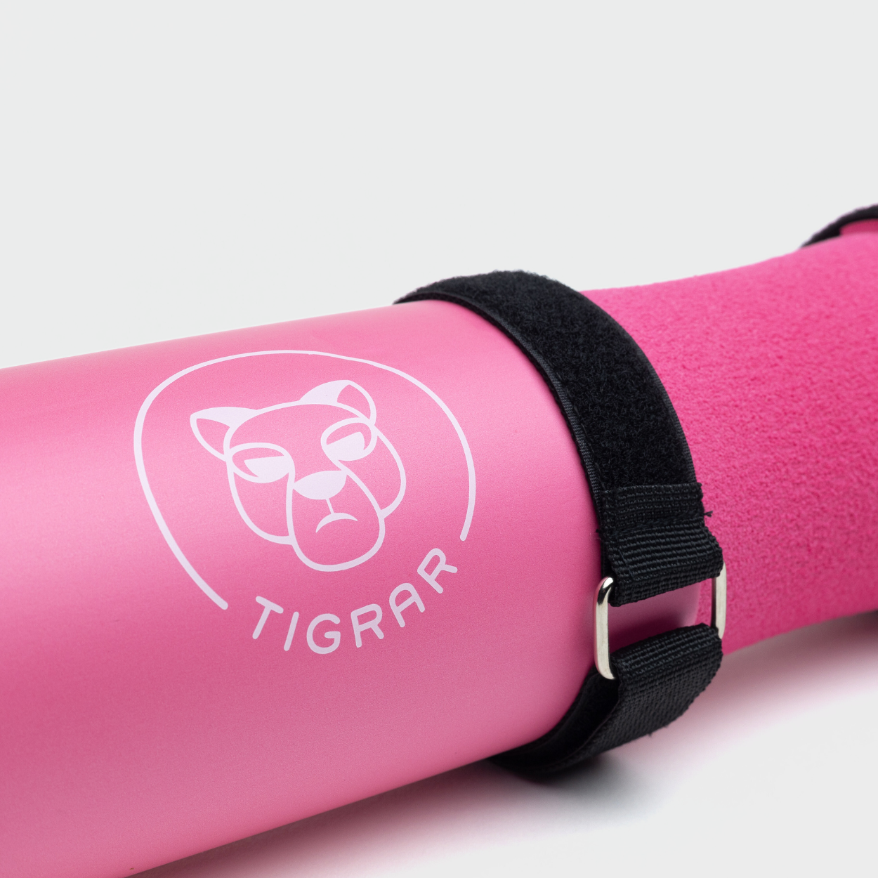 Close-up van roze Tigrar gym barbell pad, voegt een vleugje kleur toe aan trainingssessies.