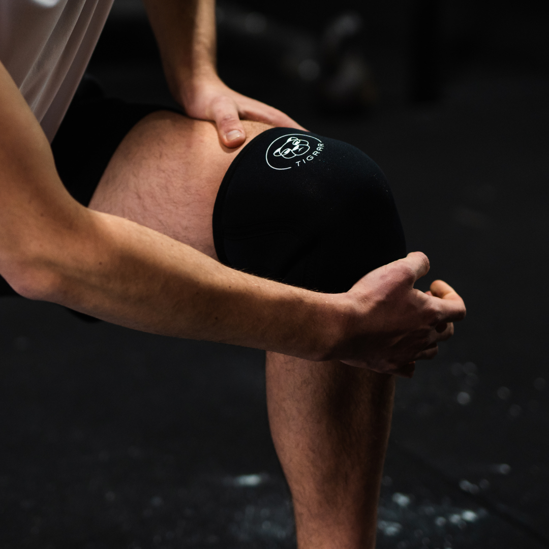 Tigrar knee sleeve van Elite Powerhouse Pack in gebruik, toont flexibiliteit en steun.