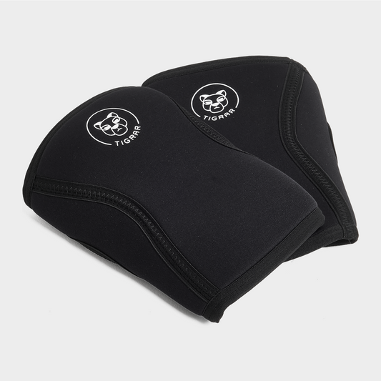 Set van zwarte Tigrar neopreen knee sleeves, ontworpen voor ondersteuning en flexibiliteit.