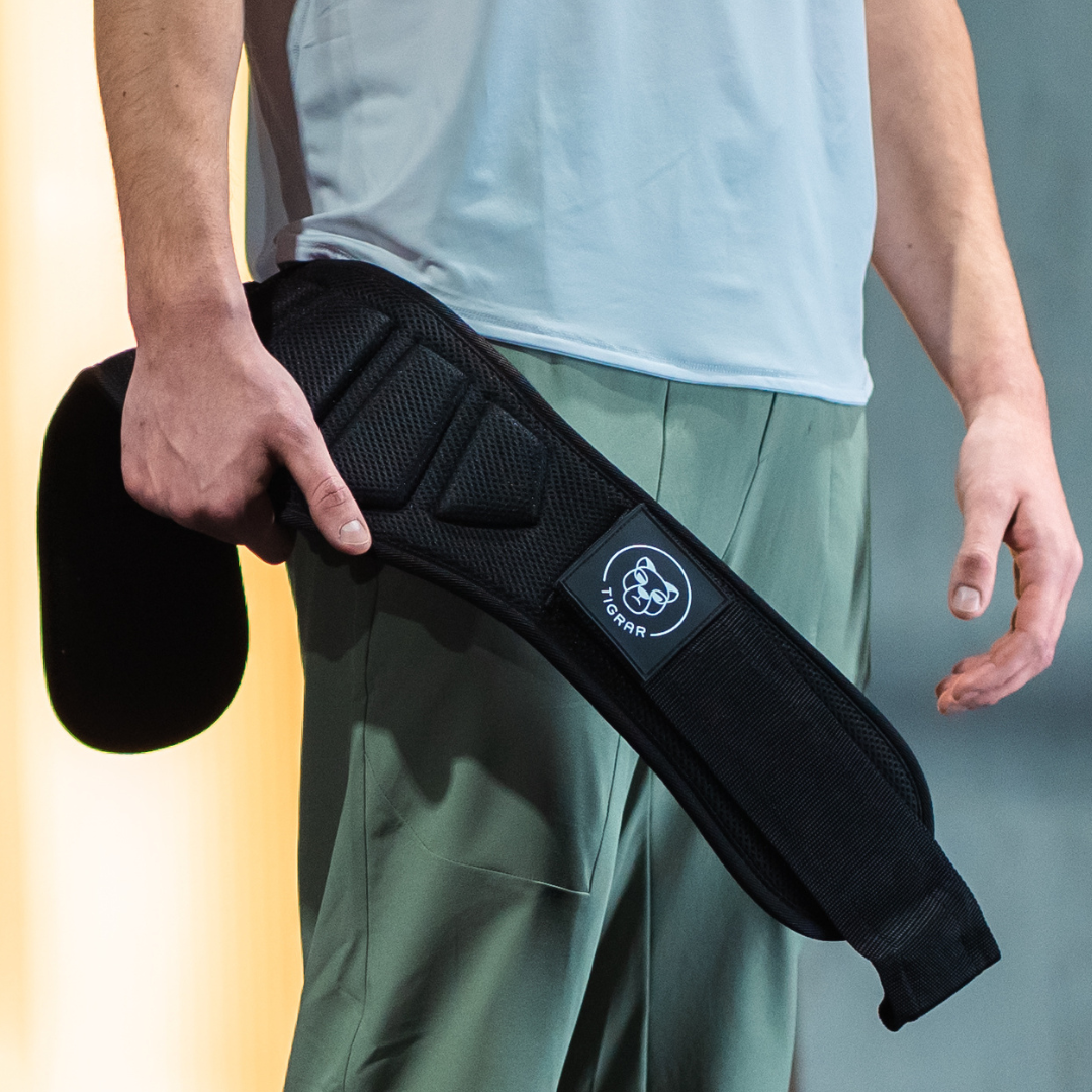 Tigrar deadlift belt van Elite Powerhouse Pack, onmisbaar voor lifting, focus op drager's middel.