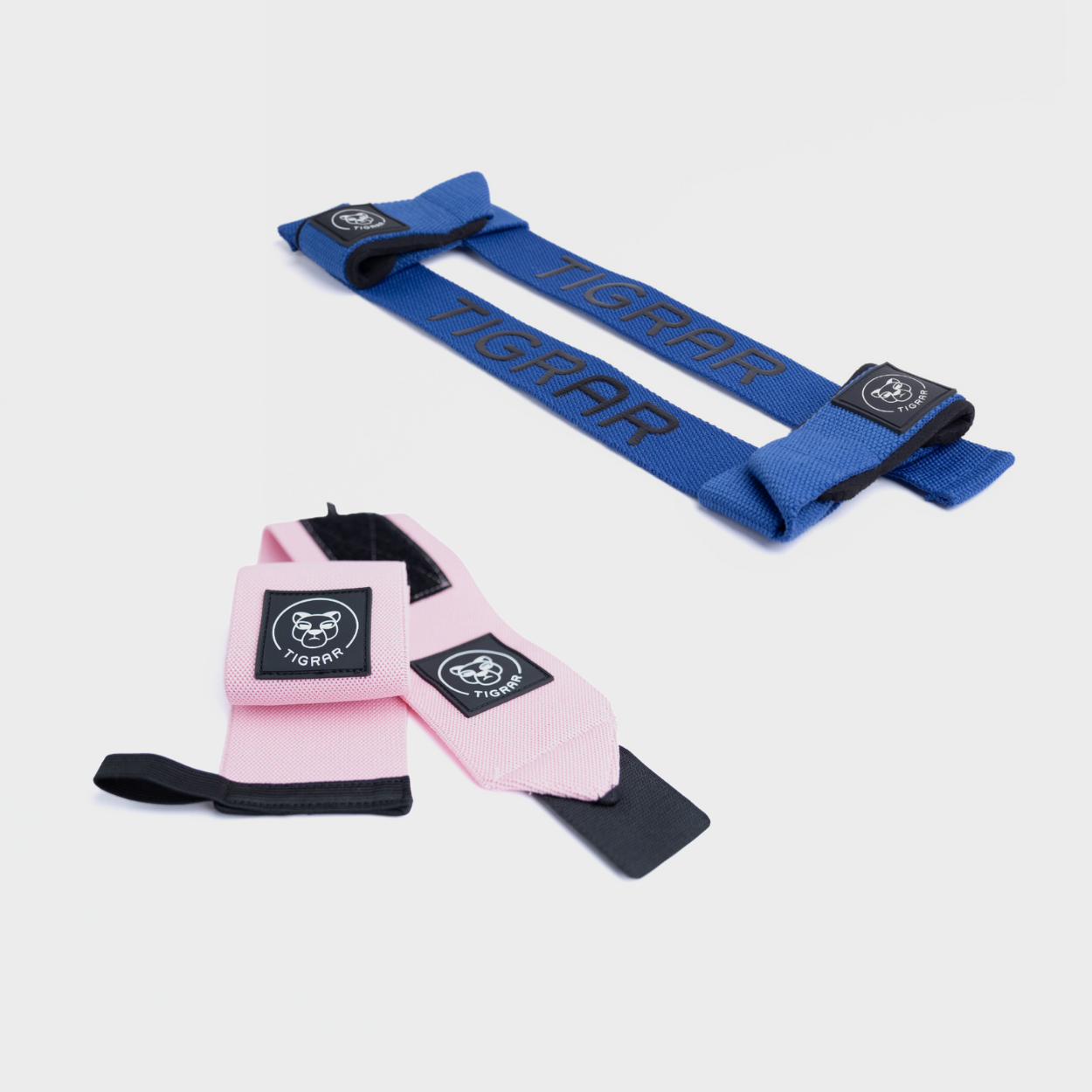 Set van roze wrist straps en blauwe weightlifting lifting straps, ideaal voor intensieve trainingen en polsbescherming.