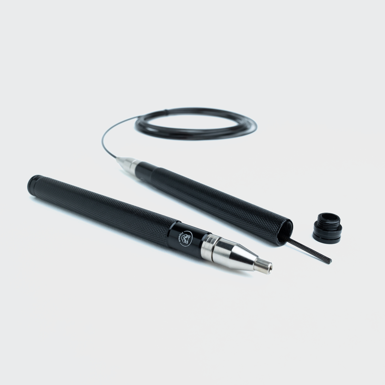 Zwart Tigrar springtouw met open achterkant, laat zien hoe het staaldraad op maat geknipt kan worden met behoud van extra lengte in het handvat.