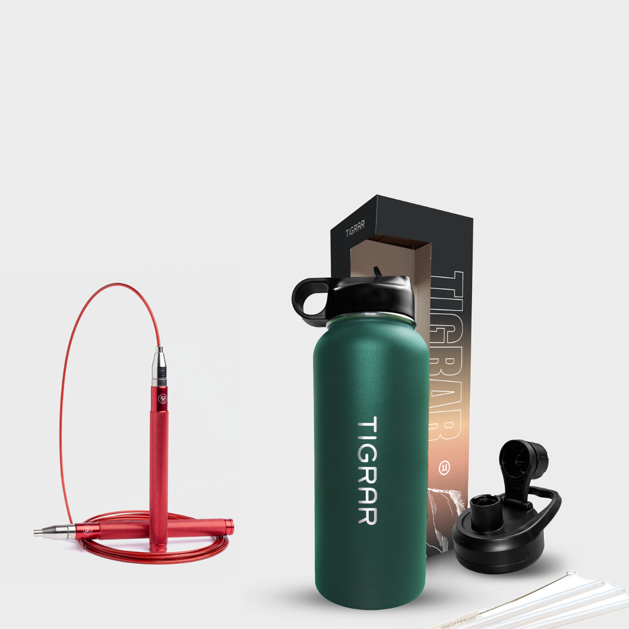 Onmisbare Tigrar fitnessitems, waaronder een groene thermosfles en rode springtouw, belichamen functionaliteit en stijl voor training.