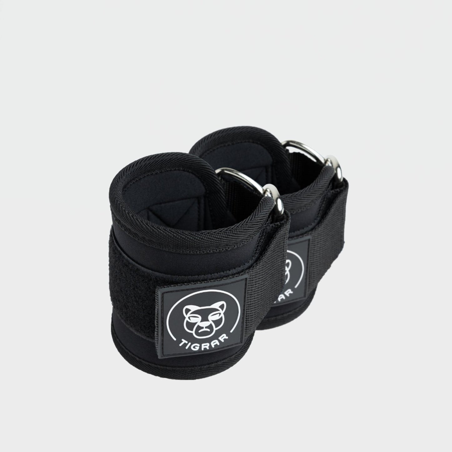Zwarte Tigrar ankle strap for cable machine, versterkt met dubbele ring en stevige klittenbandsluiting.