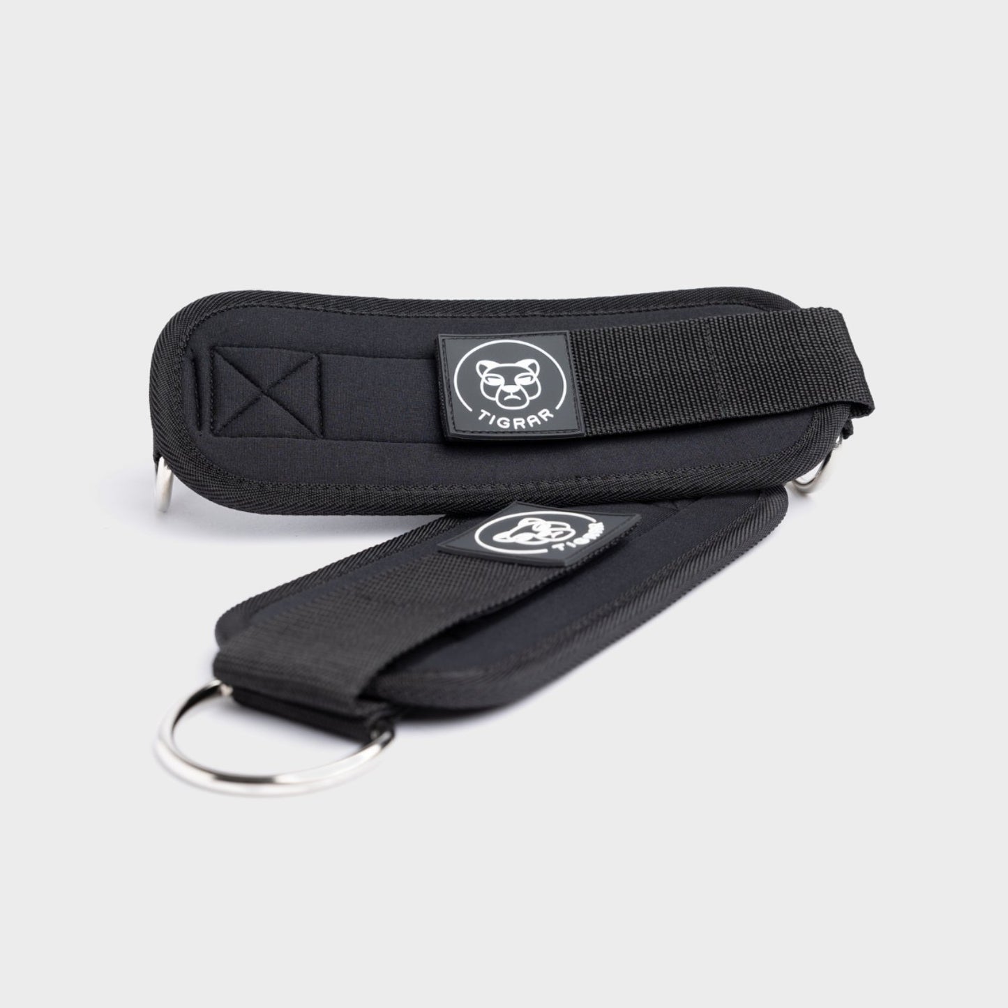 Zwarte Tigrar ankle straps met dubbele D-ring, optimaal voor leg abductions en gerichte spiertraining.