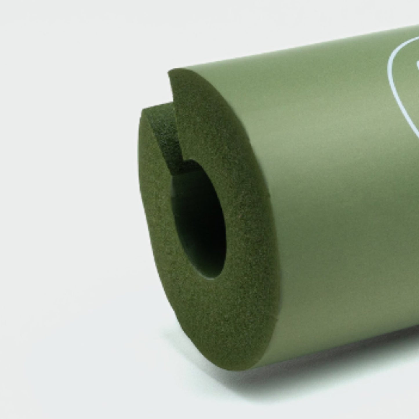 Foam en zijkant van groene barbell hip thrust pad goed zichtbaar in detailopname