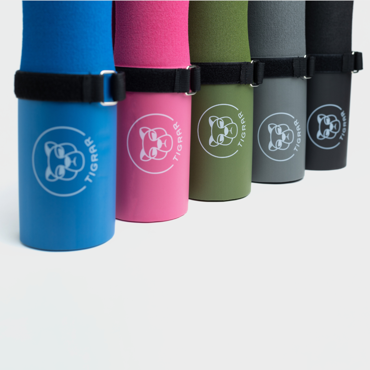 Vijf verschillende kleuren Tigrar barbell pads uitgestald, elk ontworpen voor comfortabele gewichtheftraining.