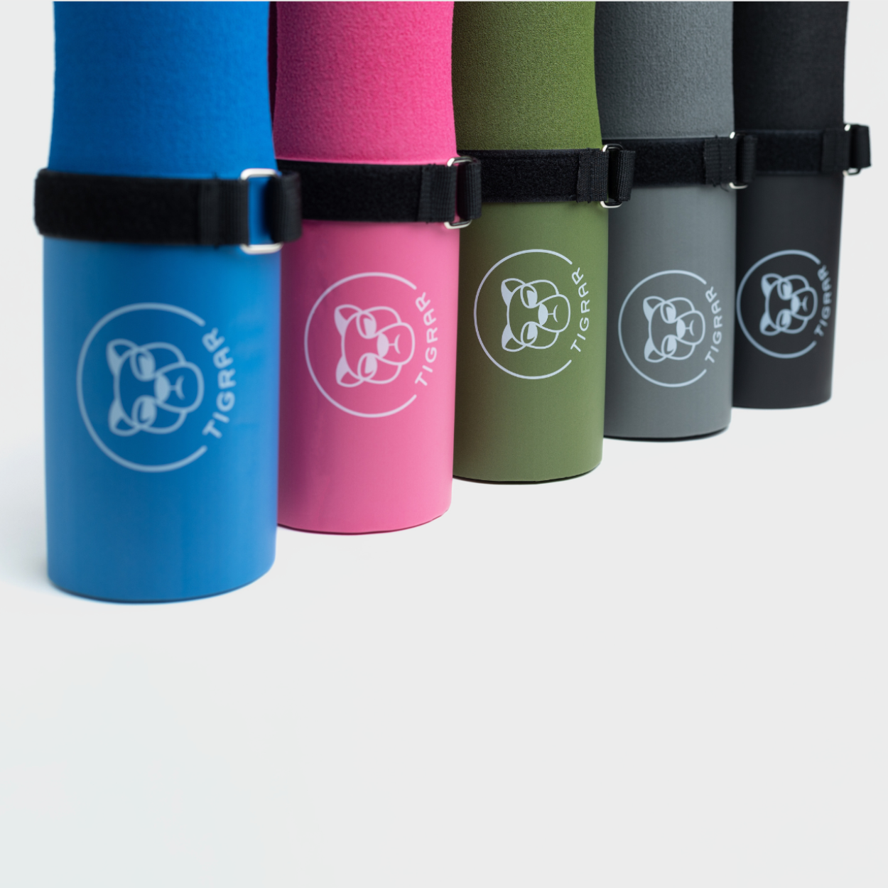 Assortiment van Tigrar barbell pads in blauw, roze, groen, grijs, en zwart. Diversiteit in kleur keuze.