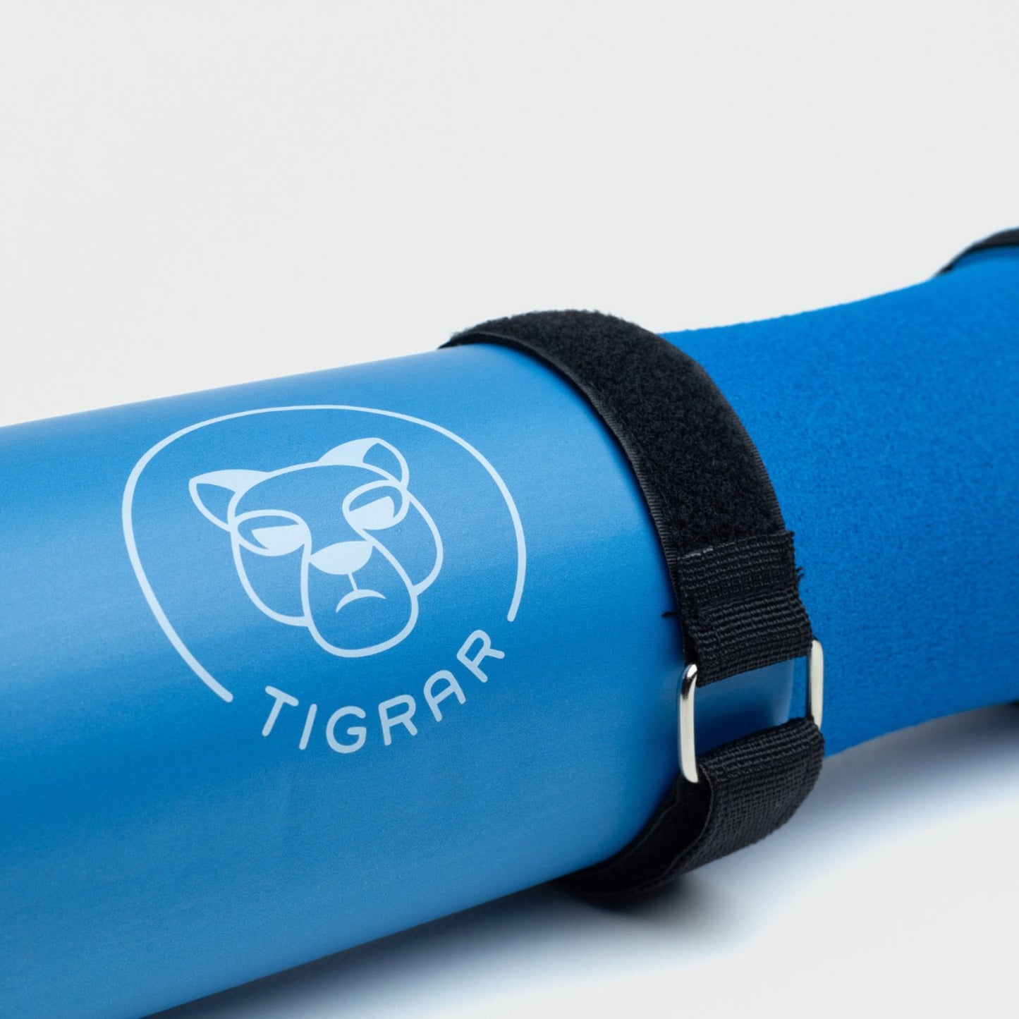 Close-up van blauwe gym hip thrust pad met klittenband strap