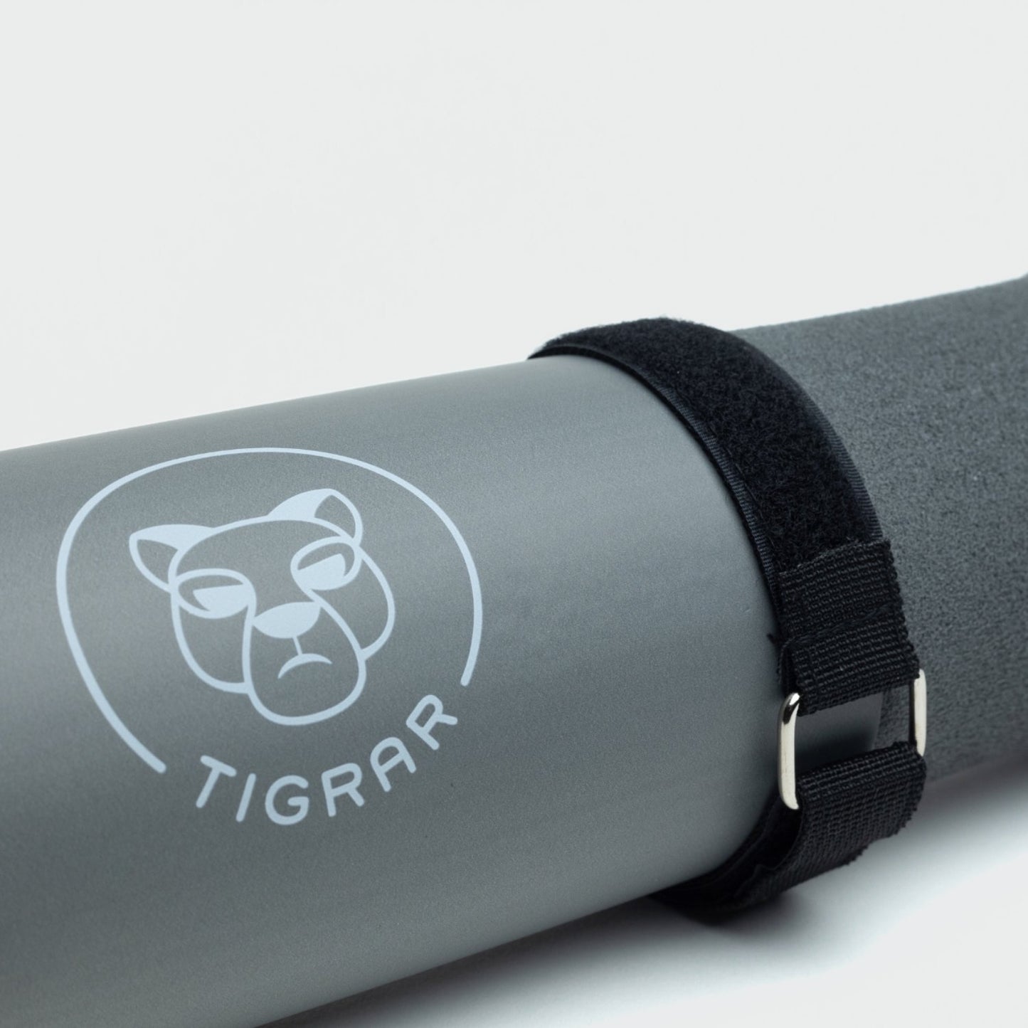 Gedetailleerde close-up van grijze barbell hip thrust pad, met klittenband zichtbaar