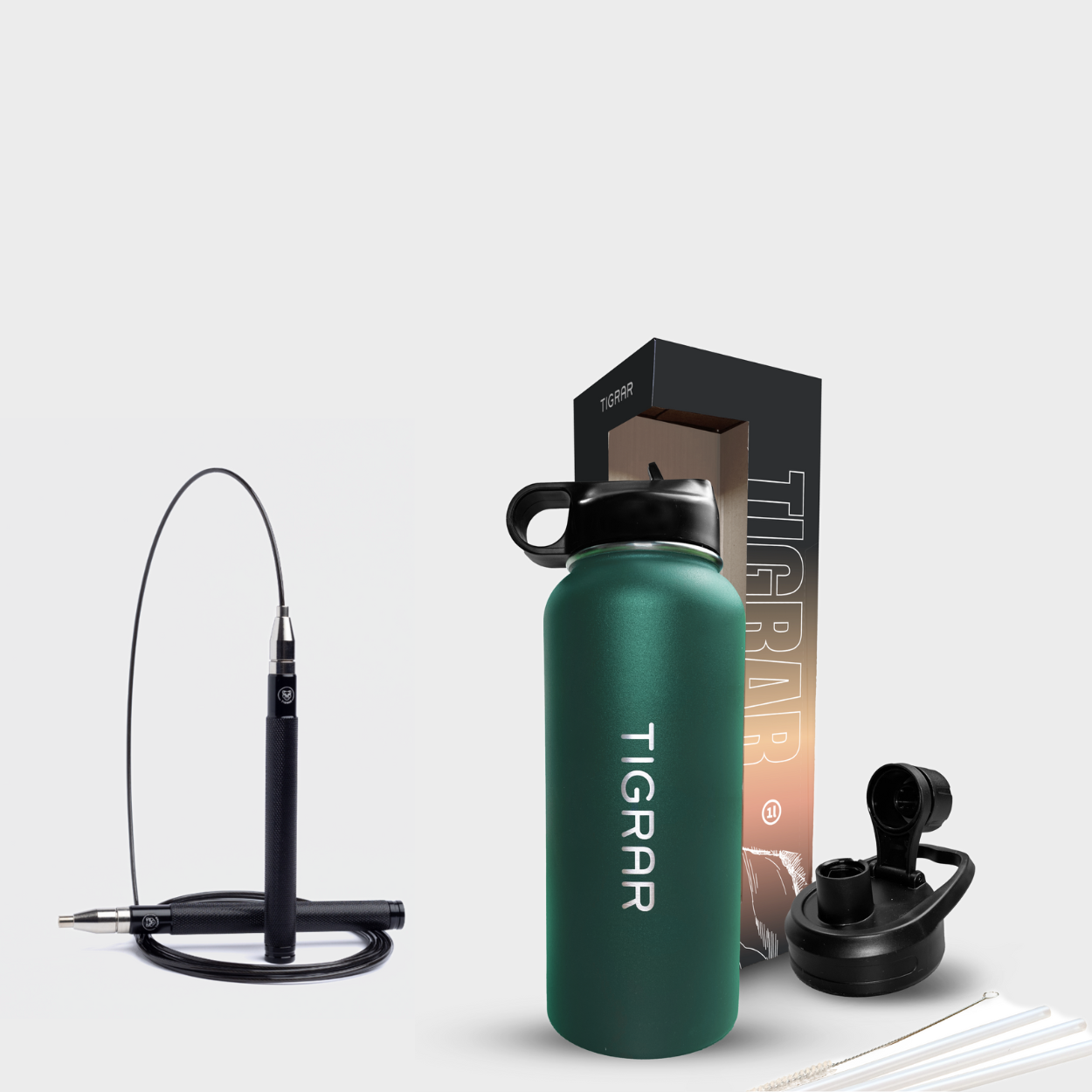 Compacte en praktische Tigrar groene thermosfles en zwarte springtouw, een essentiële combo voor iedereen die waarde hecht aan fitness.