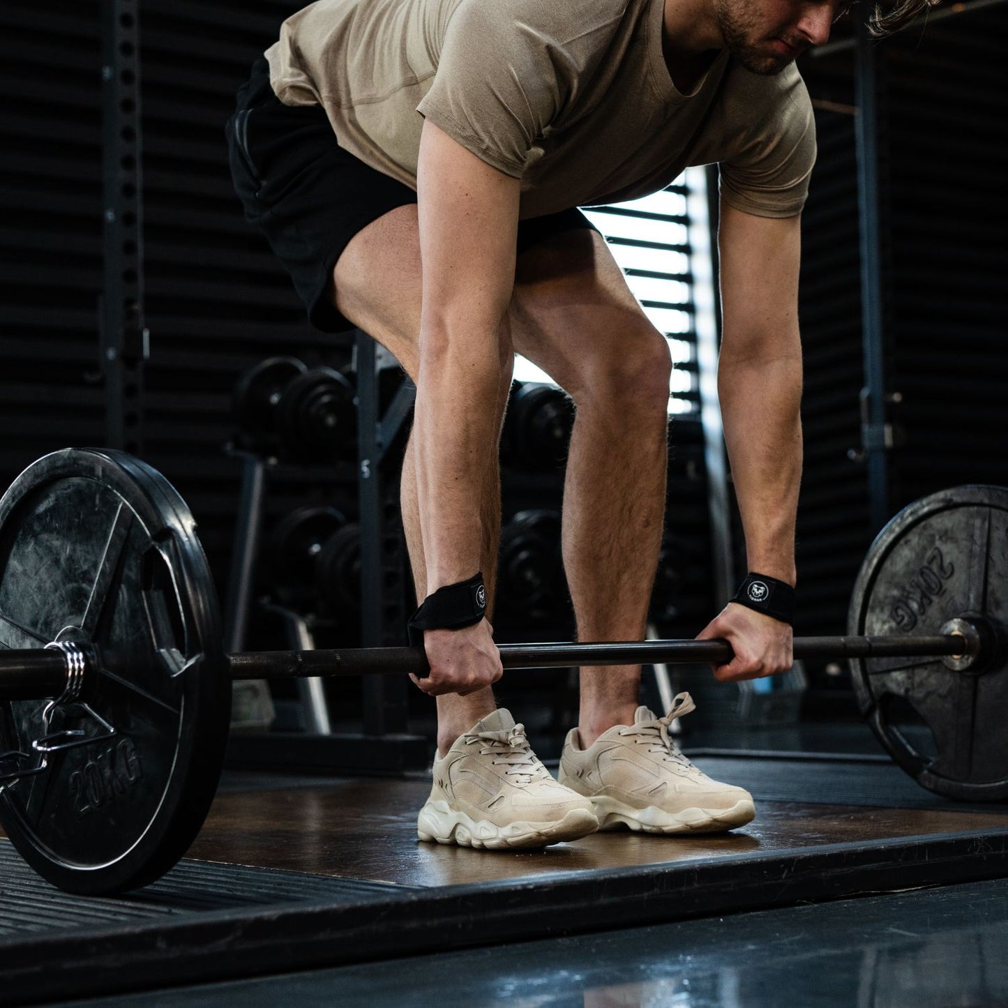 Atleet voert deadlift uit met Tigrar lifting straps, focus op de gripversterkende functie tijdens de lift.