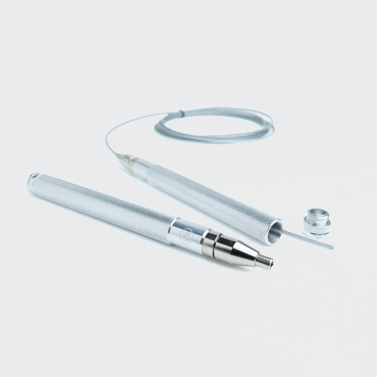 Zilverkleurig aluminium Tigrar springtouw met open achterkant, toont aanpassingsoptie voor het op maat knippen van het touw.