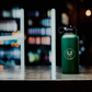 1 liter Tigrar thermosfles op de bar in de gym, biedt een duurzame oplossing voor atleten om gehydrateerd te blijven.
