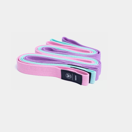 Set lange weerstandsbanden in pastelkleuren op grijze achtergrond – roze, mintgroen en paars