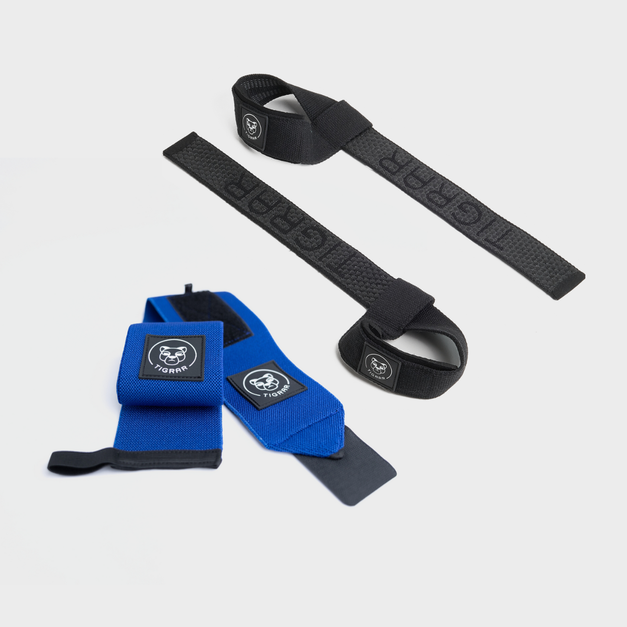 Tigrar bundel van blauwe wrist straps en zwarte weight lifting straps voor gewichtheffen en fitness.