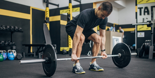 Compound deadlift oefening uitgevoerd door een sportman