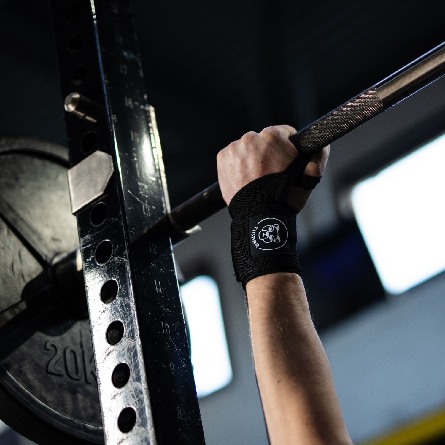 Bench press close up met een tigrar wrist wrap om de pols