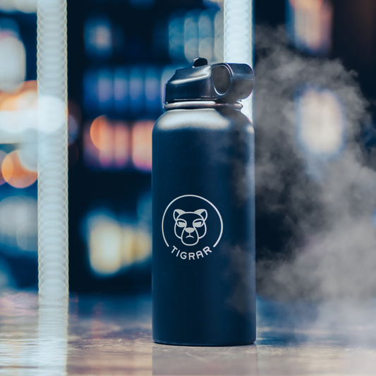 Tigrar thermosfles in de sportschool, een icoon van stijl en functionaliteit, houdt drankjes op de perfecte temperatuur voor na de training.