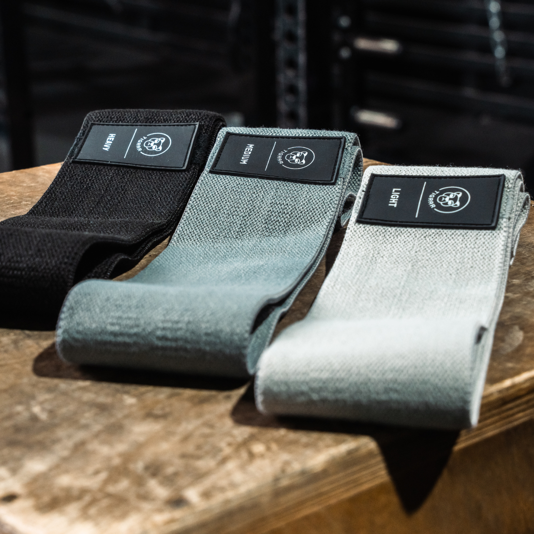 Tigrar light, medium en heavy booty resistance bands op een plyo crossfit box