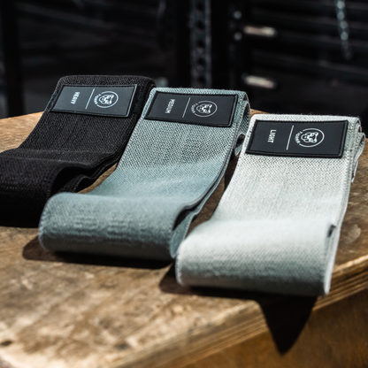 Tigrar light, medium en heavy booty resistance bands op een plyo crossfit box