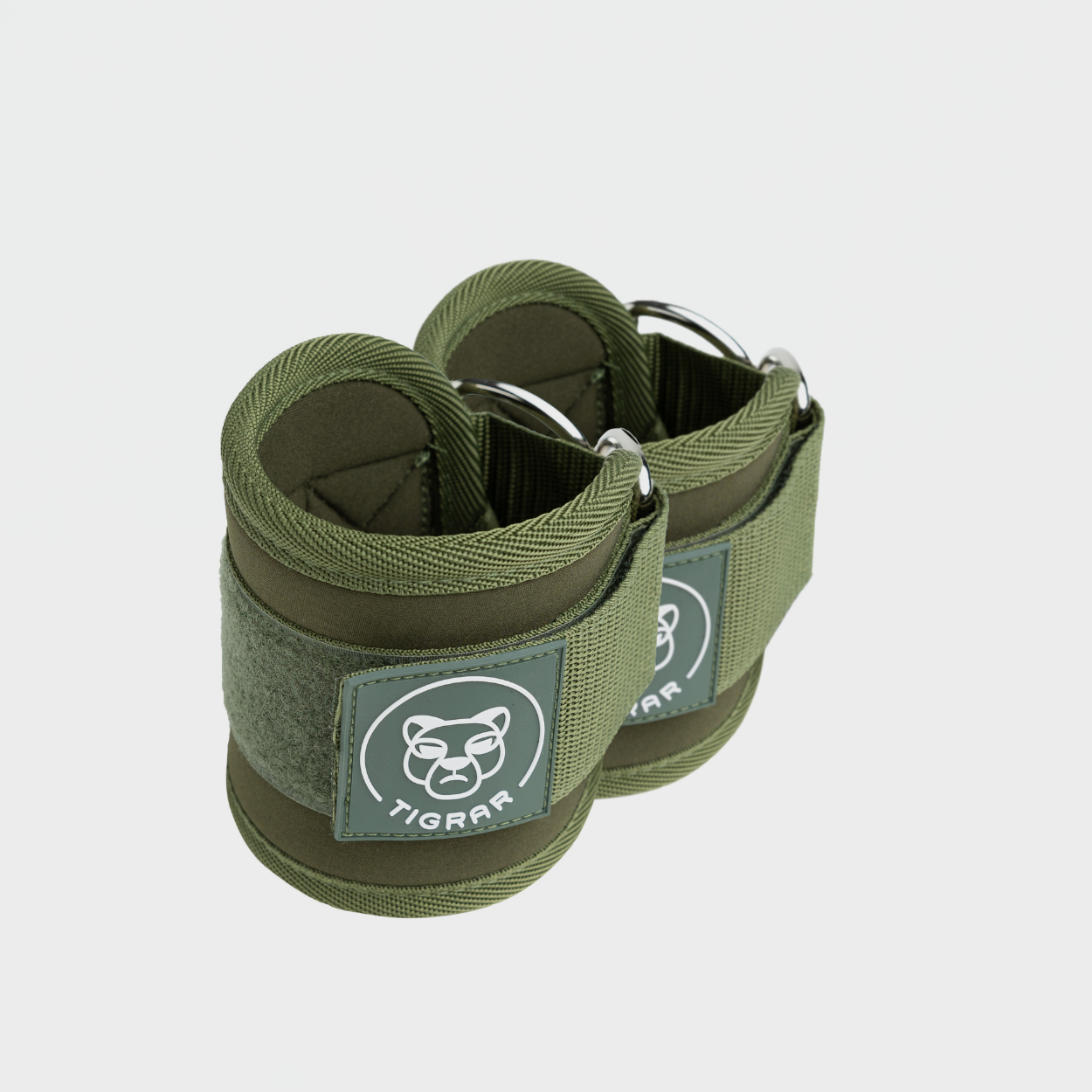 Groene Tigrar enkel straps met metalen D-ring, eenvoudig te koppelen aan weerstandskabels, biedt ondersteuning bij krachttraining, ideaal voor bilspieroefeningen.