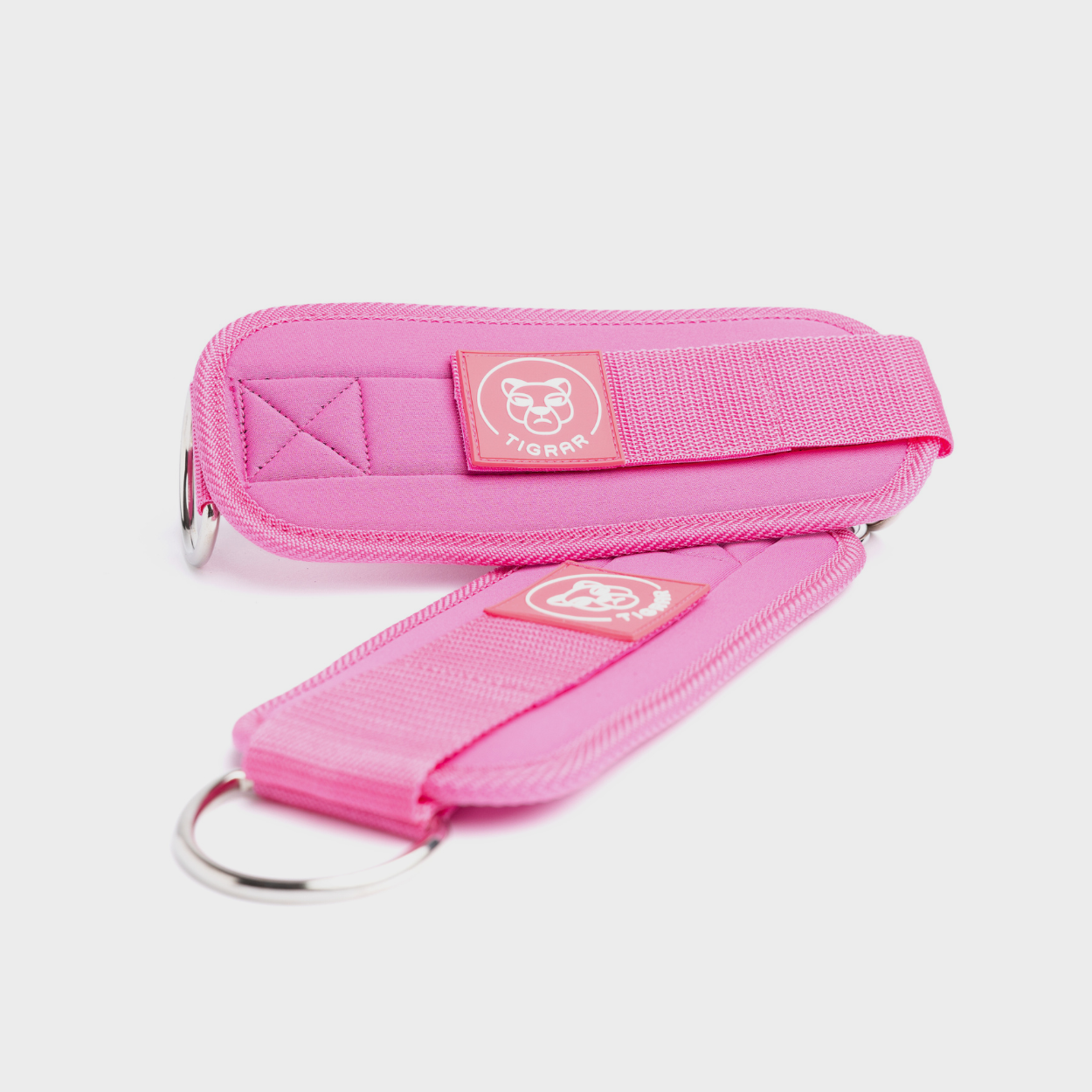 Roze Tigrar enkel straps met metalen D-ring, eenvoudig te bevestigen aan weerstandskabels, biedt extra ondersteuning bij krachttraining, perfect voor been- en bilspieroefeningen.