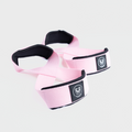 Roze Tigrar Figure 8 straps met dubbele neopreen padding, ideaal voor comfort tijdens het liften, tegen een grijze achtergrond.