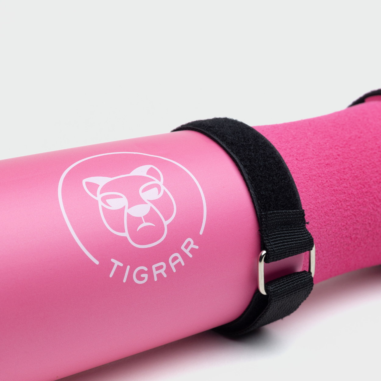 Close-up van roze Tigrar barbell pad.