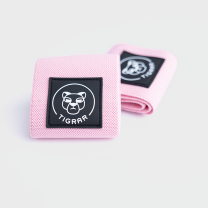 Roze wrist wraps van Tigrar, combineert stijl met functionaliteit voor elke workout