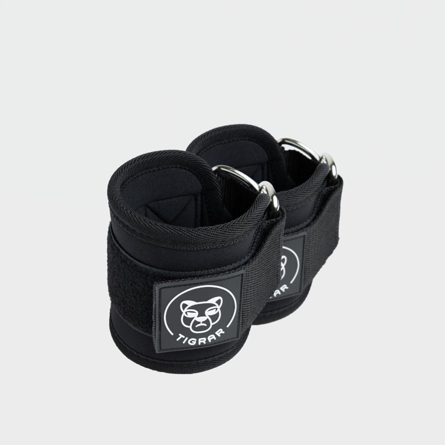 Zwarte Tigrar ankle strap for cable machine, versterkt met dubbele ring en stevige klittenbandsluiting.