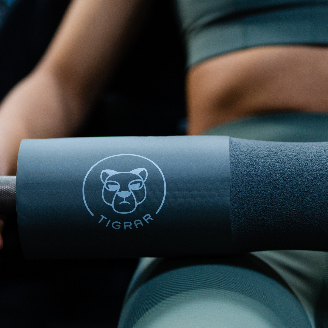 Atlete demonstreert effectieve workout voor onderlichaam, met Tigrar foam pad voor extra comfort.