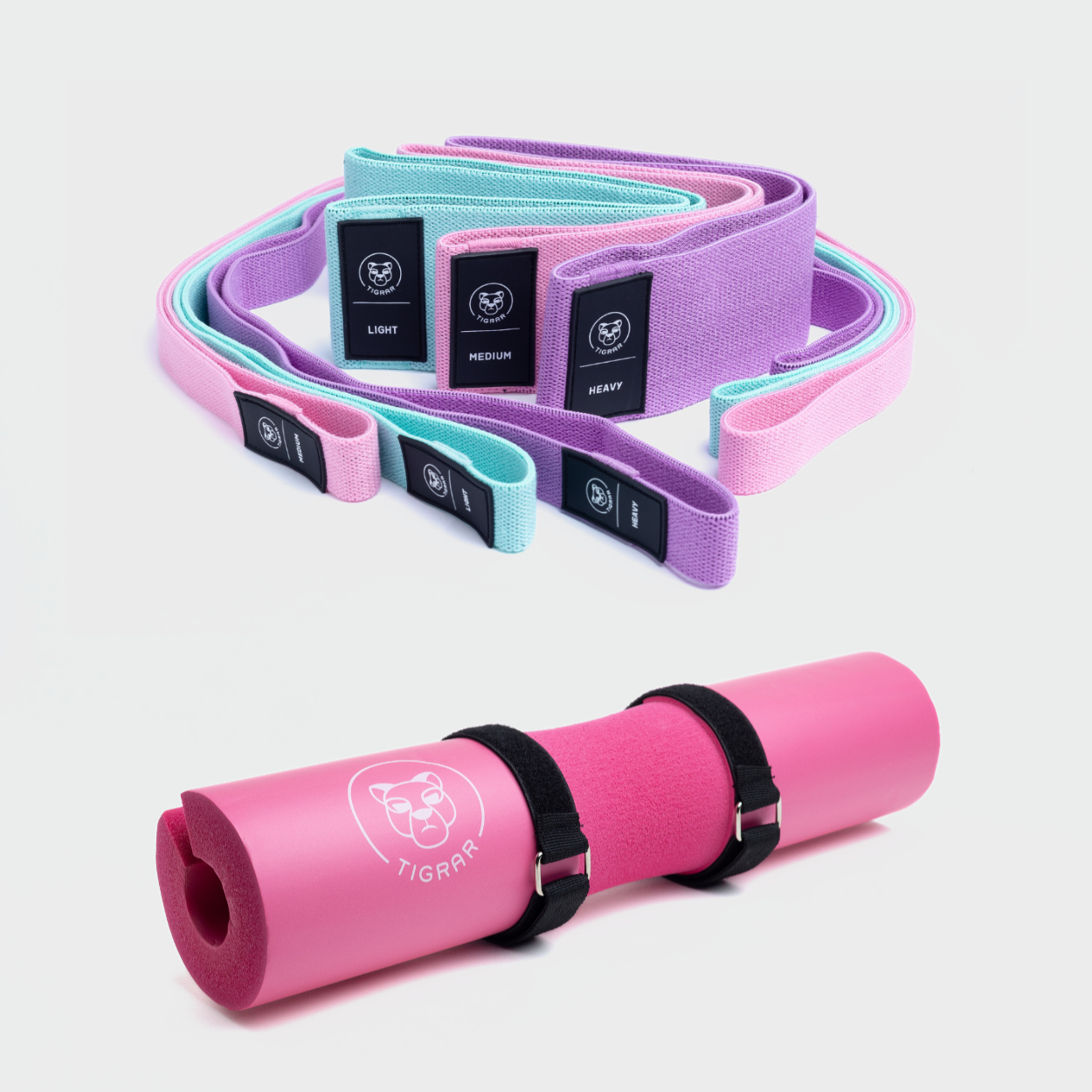 Set fitness banden en roze hip thrust pad op een grijze achtergrond