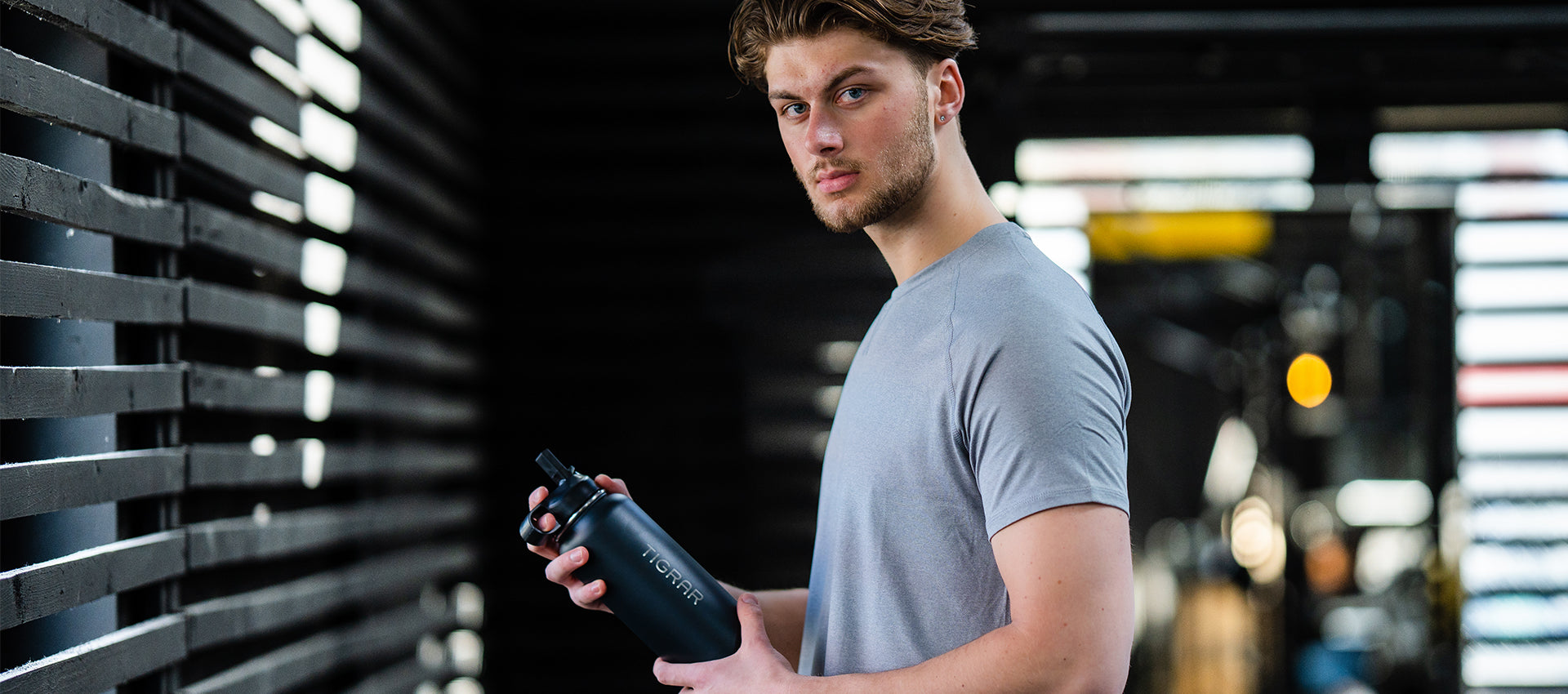 Geïsoleerde drinkfles met rietje voor koude dranken tijdens training