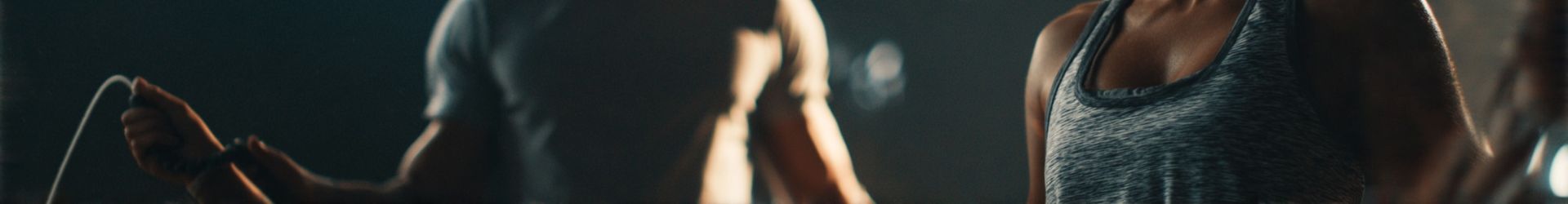 Man en vrouw doen een workout met een fitness accessoire in de gym.