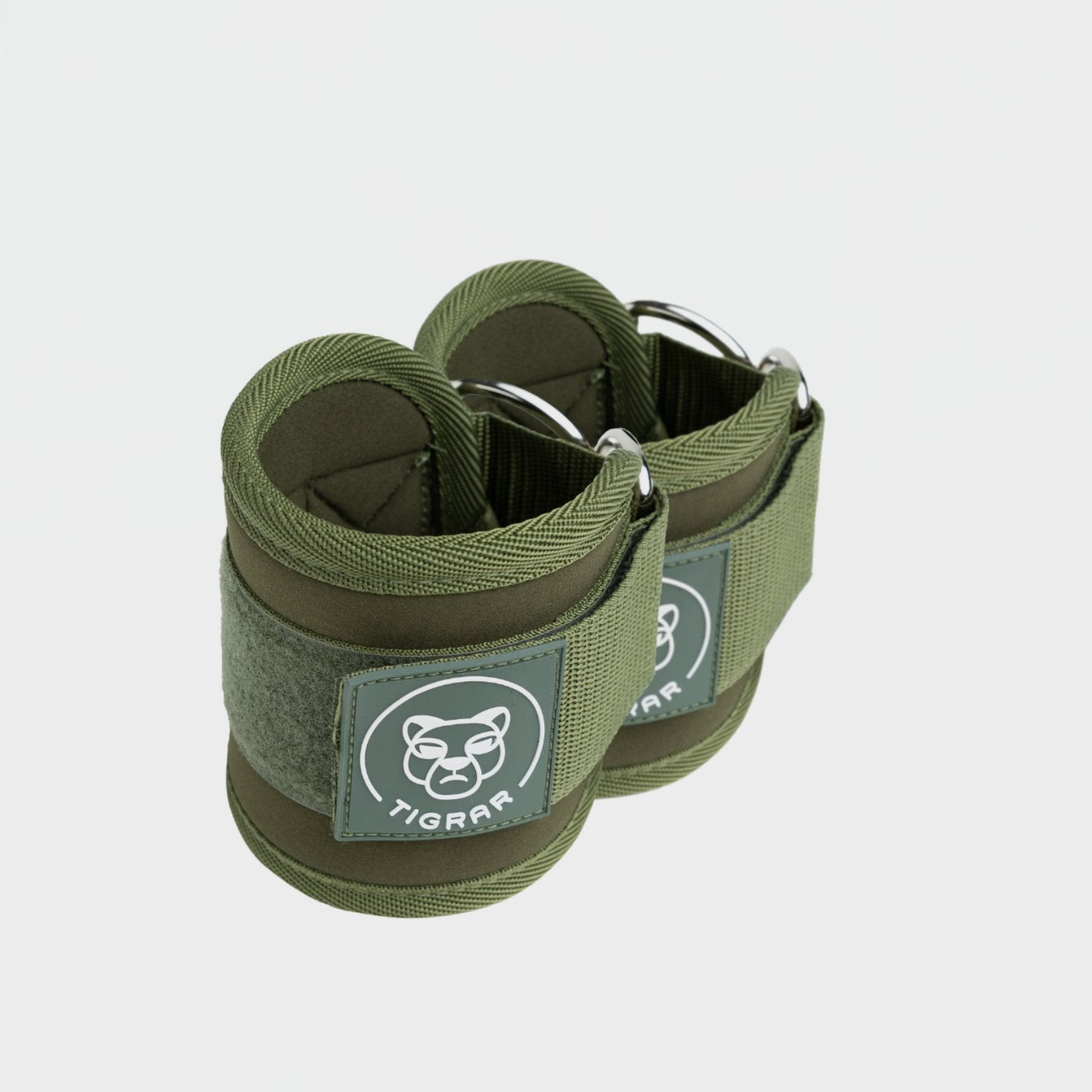 Groene Tigrar ankle strap met metalen bevestiging, klaar voor intensieve leg raises met kabelmachine.