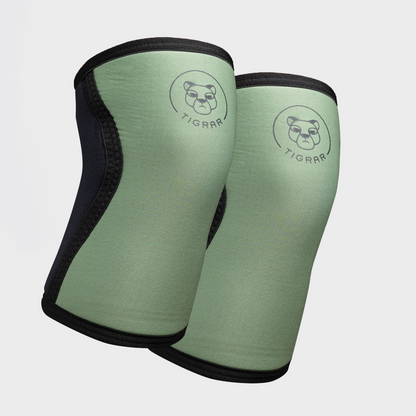 Groene 7 mm knee sleeves van Tigrar. Ontworpen voor maximale knieondersteuning en blessure preventie tijdens zware lifts