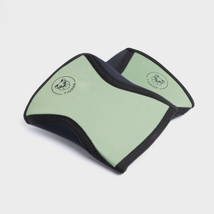 Groene 7 mm neopreen knee sleeves, gedragen tijdens weightlifting voor optimale knieondersteuning.