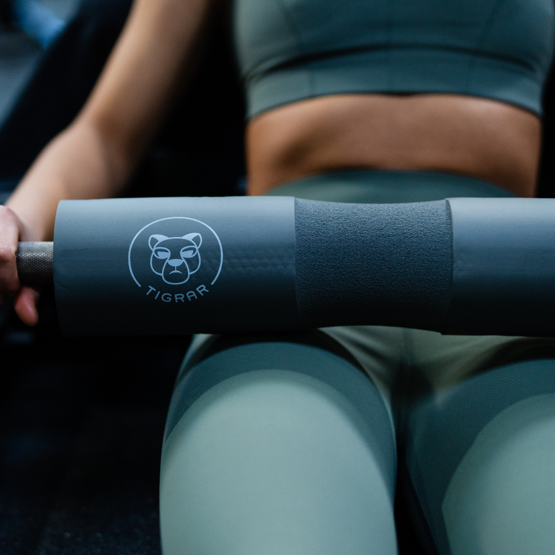 Sportster laat een been work-out zien waarbij de Tigrar bar pad zorgt voor comfort. 