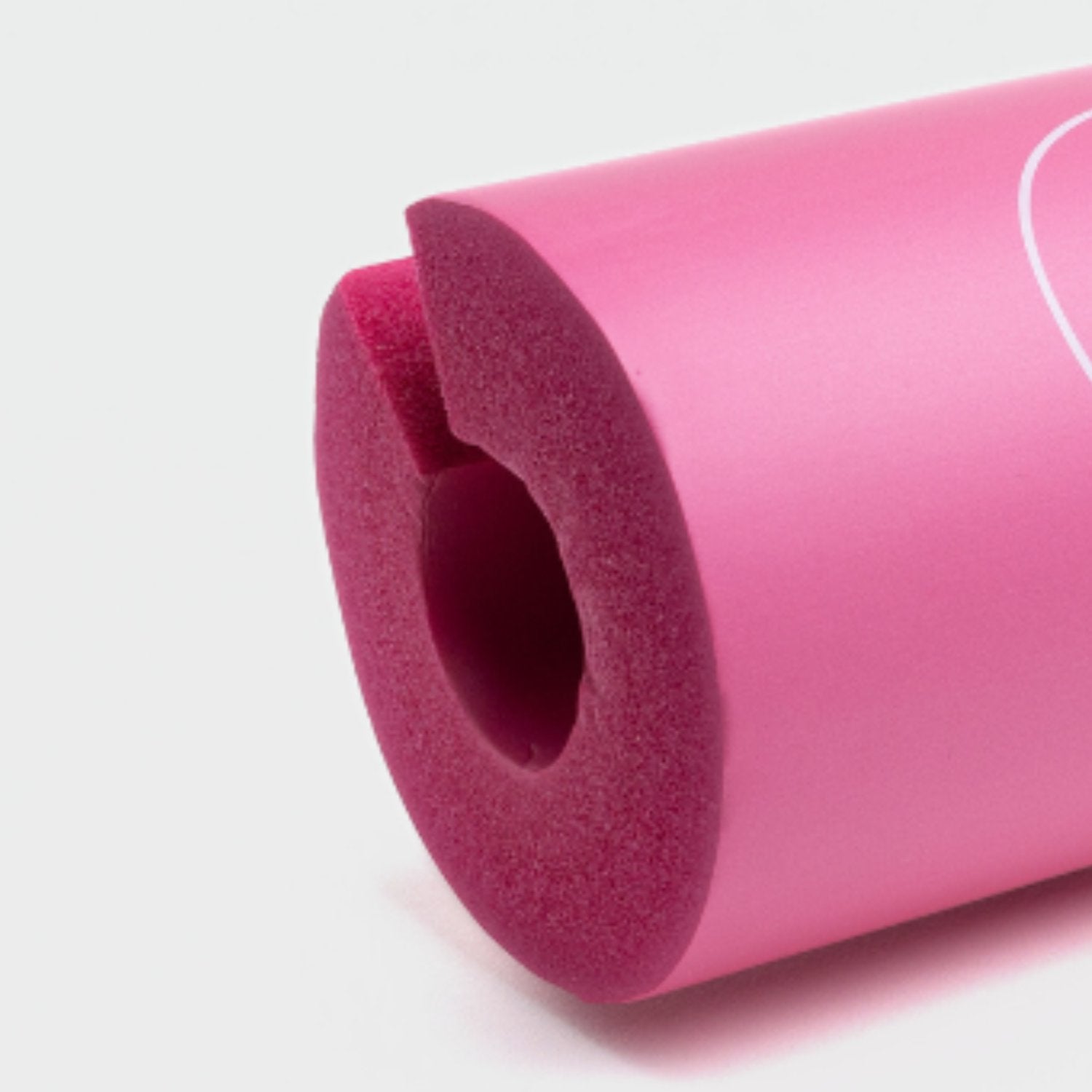 Zijaanzicht van Tigrar pink barbell pad met foam in detail zichtbaar